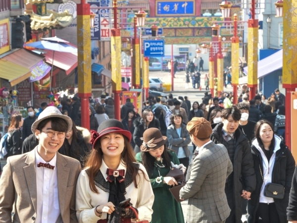 주말인 24일 오후 인천 중구 차이나타운을 찾은 시민이 개화기 의상을 입고 기념촬영을 하고 있다. 과거 근대 문물의 유입 통로이자 국제외교의 중심지였던 차이나타운이 개화기 의상 체험으로 20대 젊은 층에게 이색 문화체험 장소로 각광받고 있다.조주현기자