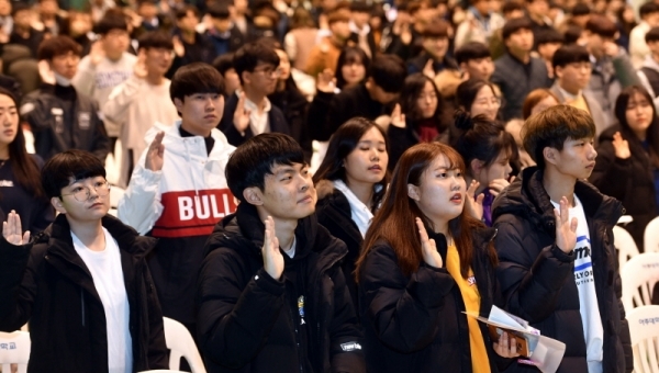 25일 아주대학교 체육관에서 열린 아주대학교 2019학년도 입학식에서 신입생들이 입학선서를 하고 있다.전형민기자