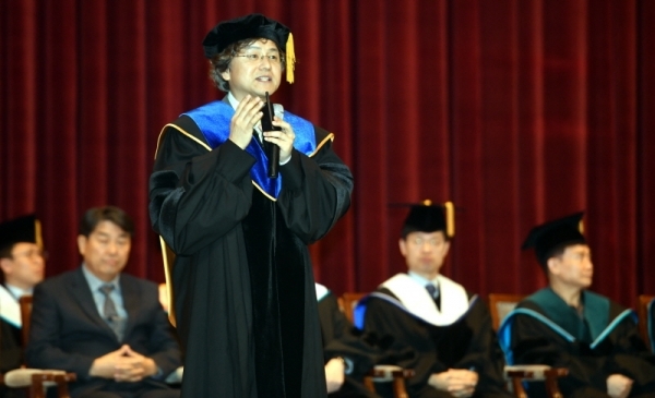 25일 아주대학교 체육관에서 열린 아주대학교 2019학년도 입학식에서 박형주 아주대학교 총장이 “배우고, 생각하고, 연결하고”란 주제로 특강을 하고 있다.전형민기자