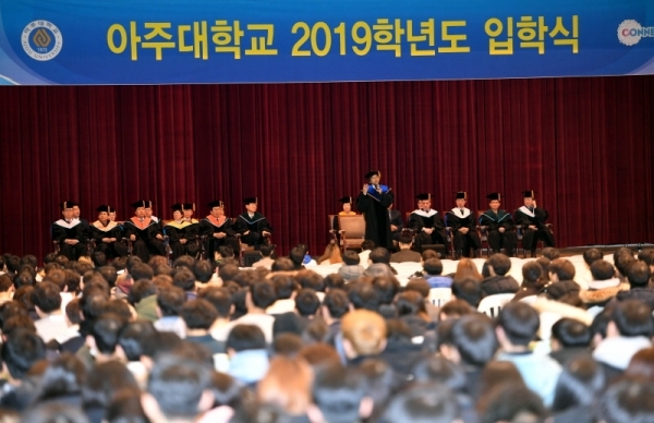 25일 아주대학교 체육관에서 열린 아주대학교 2019학년도 입학식에서 박형주 아주대학교 총장이 “배우고, 생각하고, 연결하고”란 주제로 특강을 하고 있다.전형민기자