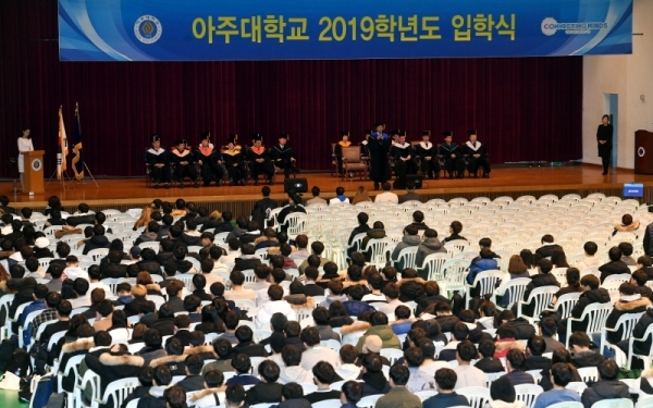 25일 아주대학교 체육관에서 열린 아주대학교 2019학년도 입학식에서 박형주 아주대학교 총장이 “배우고, 생각하고, 연결하고”란 주제로 특강을 하고 있다.전형민기자