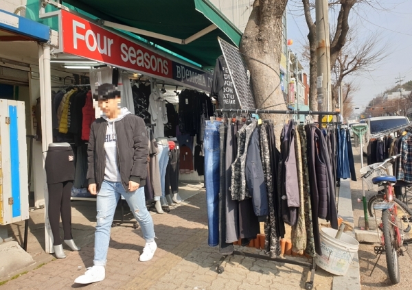 25일 안산시 단원구 선부동의 고려인 점포의 모습. 정부가 고려인 재외동포 인정 기준을 직계비속까지 확대하는 방안을 추진하자 경기도 내 고려인 동포들도 환영의 뜻을 나타냈다. 설소영기자