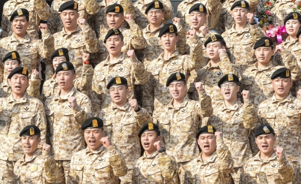 25일 오전 인천 계양구 육군 국제평화지원단에서 열린 '아크부대 15진 환송식'에서 아크부대원들이 구호를 외치며 기념촬영을 하고 있다.아크부대는 아랍에미리트로 파병돼 8개월 동안 아랍에미리트 특수전부대 교육훈련지원 등 군사교류 활동과 유사시 우리국민 보호하는 임무를 수행한다.조주현기자