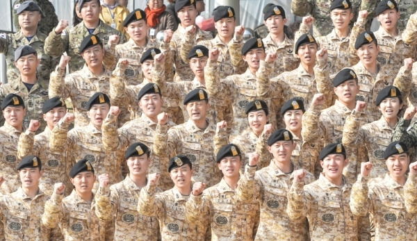 25일 오전 인천 계양구 육군 국제평화지원단에서 열린 '아크부대 15진 환송식'에서 아크부대원들이 구호를 외치며 기념촬영을 하고 있다.아크부대는 아랍에미리트로 파병돼 8개월 동안 아랍에미리트 특수전부대 교육훈련지원 등 군사교류 활동과 유사시 우리국민 보호하는 임무를 수행한다.조주현기자