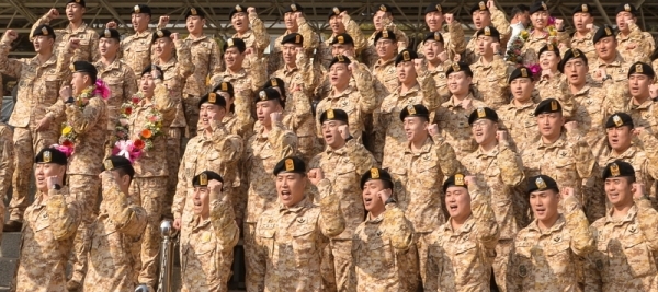 25일 오전 인천 계양구 육군 국제평화지원단에서 열린 '아크부대 15진 환송식'에서 아크부대원들이 구호를 외치며 기념촬영을 하고 있다.아크부대는 아랍에미리트로 파병돼 8개월 동안 아랍에미리트 특수전부대 교육훈련지원 등 군사교류 활동과 유사시 우리국민 보호하는 임무를 수행한다.조주현기자