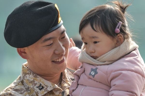 25일 오전 인천 계양구 육군 국제평화지원단에서 열린 '아크부대 15진 환송식'에서 아크부대 한 대원이 딸과 석별의 정을 나누고 있다. 아크부대는 아랍에미리트로 파병돼 8개월 동안 아랍에미리트 특수전부대 교육훈련지원 등 군사교류 활동과 유사시 우리국민 보호하는 임무를 수행한다.조주현기자