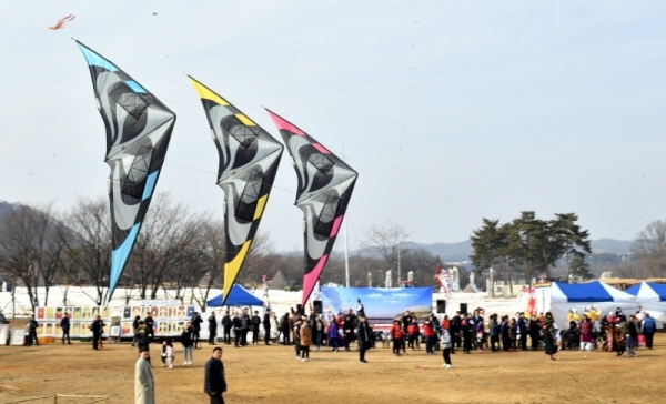 25일 연천군 전곡리 선사유적지에서 열린 ‘2019년 鳶1000(연천) 연천군민 평화기원 연날리기 대회’에서 묘기 연 (카이트 연) 날리기 시범을 보이고 있다.전형민기자