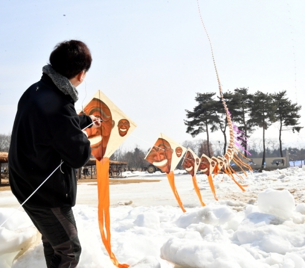 25일 연천군 전곡리 선사유적지에서 열린 ‘2019년 鳶1000(연천) 연천군민 평화기원 연날리기 대회’에서 참가자들이 북미정상회담 성공과 한반도 펑화를 기원하며 연을 날리고 있다.전형민기자