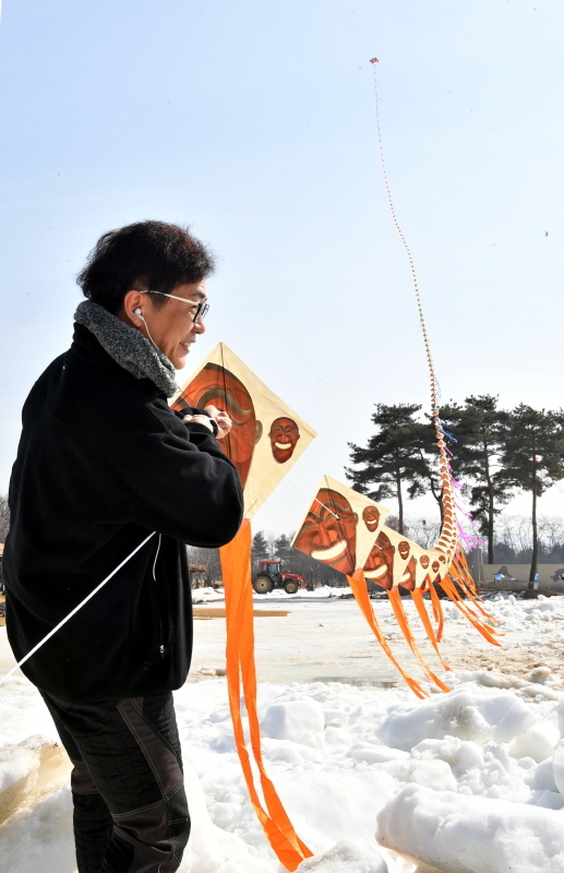 25일 연천군 전곡리 선사유적지에서 열린 ‘2019년 鳶1000(연천) 연천군민 평화기원 연날리기 대회’에서 참가자들이 북미정상회담 성공과 한반도 펑화를 기원하며 연을 날리고 있다.전형민기자