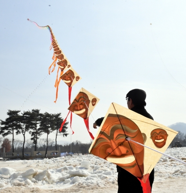 25일 연천군 전곡리 선사유적지에서 열린 ‘2019년 鳶1000(연천) 연천군민 평화기원 연날리기 대회’에서 참가자들이 북미정상회담 성공과 한반도 펑화를 기원하며 연을 날리고 있다.전형민기자