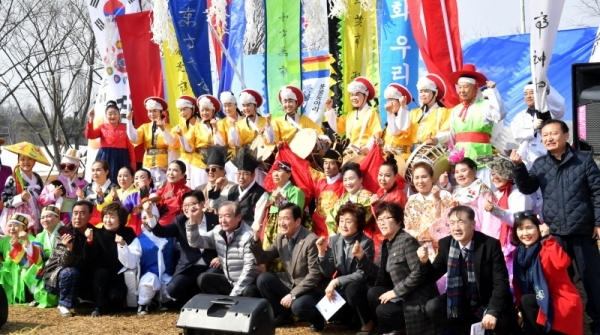 25일 연천군 전곡리 선사유적지에서 열린 ‘2019년 鳶1000(연천) 연천군민 평화기원 연날리기 대회’에서 김광철 연천군수, 임재석 연천군의회 의장, 김성원 국회의원 등 참석자들이 기념촬영을 하고 있다.전형민기자