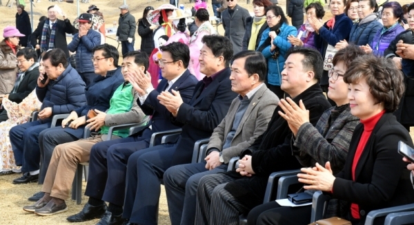 25일 연천군 전곡리 선사유적지에서 열린 ‘2019년 鳶1000(연천) 연천군민 평화기원 연날리기 대회’에서 김광철 연천군수, 임재석 연천군의회 의장, 김성원 국회의원 등 참석자들이 박수를 치고 있다.전형민기자