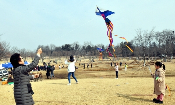 25일 연천군 전곡리 선사유적지에서 열린 ‘2019년 鳶1000(연천) 연천군민 평화기원 연날리기 대회’에서 참가자들이 북미정상회담 성공과 한반도 펑화를 기원하며 연을 날리고 있다.전형민기자