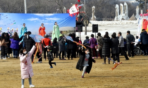 25일 연천군 전곡리 선사유적지에서 열린 ‘2019년 鳶1000(연천) 연천군민 평화기원 연날리기 대회’에서 참가자들이 북미정상회담 성공과 한반도 펑화를 기원하며 연을 날리고 있다.전형민기자