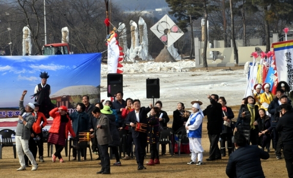 25일 연천군 전곡리 선사유적지에서 열린 ‘2019년 鳶1000(연천) 연천군민 평화기원 연날리기 대회’에서 참가자들이 북미정상회담 성공과 한반도 펑화를 기원하며 연을 날리고 있다.전형민기자