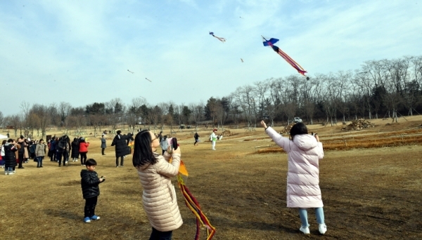 25일 연천군 전곡리 선사유적지에서 열린 ‘2019년 鳶1000(연천) 연천군민 평화기원 연날리기 대회’에서 참가자들이 북미정상회담 성공과 한반도 펑화를 기원하며 연을 날리고 있다.전형민기자