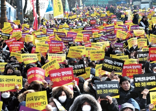 사립유치원단체인 한국유치원총연합회(한유총) 관계자들이 25일 오후 서울 국회 앞에서 ‘유치원 3법(유아교육법•사립학교법•학교급식법 개정안)’과 정부의 유아교육법 시행령 개정안 반대 총궐기대회를 열고 손팻말을 흔들고 있다. 연합뉴스