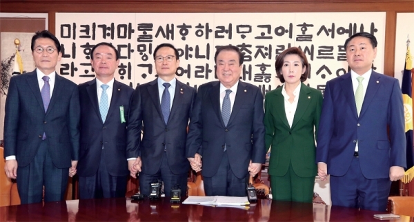 문희상 국회의장과 여야 5당 원내대표들이 25일 오전 국회의장 집무실에서 회동하고 있다. 왼쪽부터 정의당 윤소하‚ 민주평화당 장병완‚ 더불어민주당 홍영표, 문 의장‚ 자유한국당 나경원‚ 바른미래당 김관영 원내대표. 연합뉴스