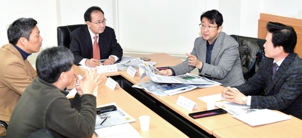 경기일보 독자권익위원회 회의가 지난 21일 경기일보사 1층 중회의실에서 열려 독자권익위원들이 지난 한 달간의 본보 보도내용 등 편집방향에 대해 평가하고 있다. 전형민기자