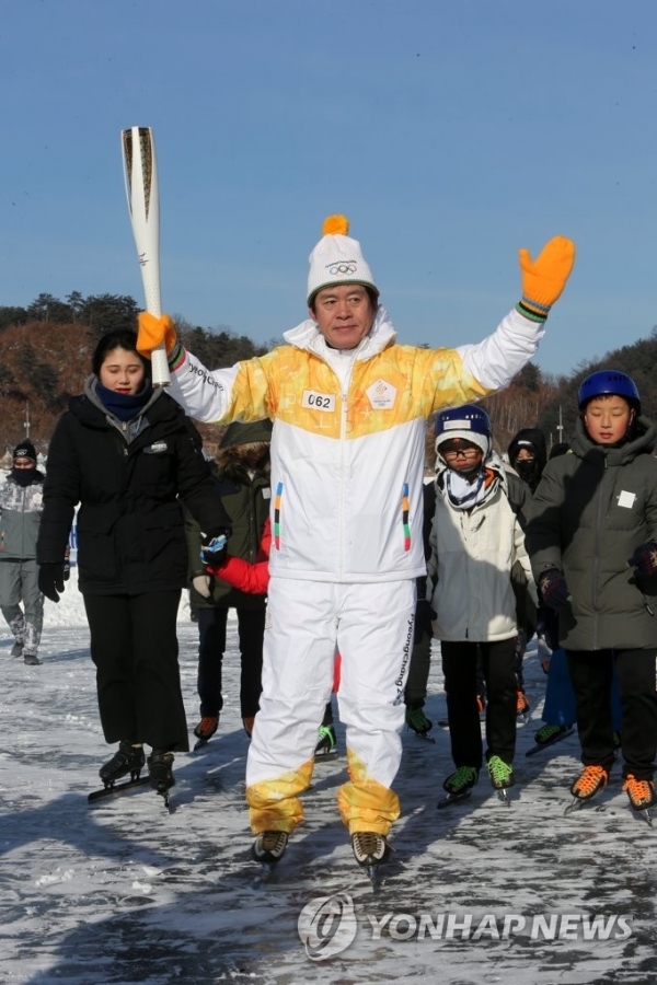 2018평창동계올림픽 성화 봉송을 하는 이영하 전 감독. 연합뉴스