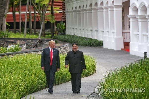 작년 싱가포르 정상회담에서 함께 산책하는 북미 정상. 연합뉴스