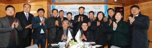 남북교류협력 및 한강하구 활용 등 공동추진 협력을 위해 송한준 경기도의회 의장과 이용범 인천광역시의회 의장이 26일 경기도와 인천광역시의 경계 지점인 영흥도 앞 바다선상에서 ‘평화업무 협약’을 체결했다. 사진공동취재단