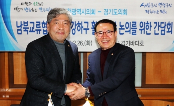 남북교류협력 및 한강하구 활용 등 공동추진 협력을 위해 송한준 경기도의회 의장과 이용범 인천광역시의회 의장이 26일 경기도와 인천광역시의 경계 지점인 영흥도 앞 바다선상에서 ‘평화업무 협약’을 체결했다. 사진공동취재단