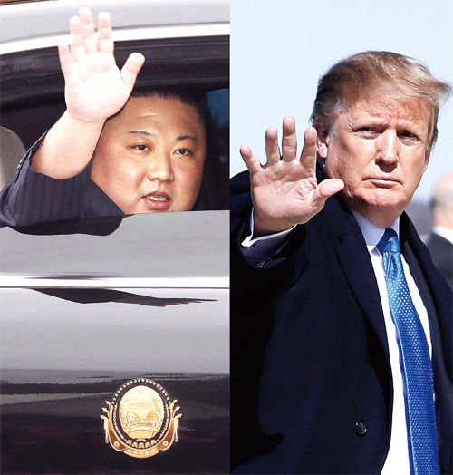 북미정상회담을 하루 앞둔 26일 김정은 북한 국무위원장(왼쪽)이 중국과 접경지역인 베트남 랑선성 동당역에 도착, 환영인파를 향해 손 흔들고 있다. 도널드 트럼프 미국 대통령도 워싱턴DC 인근 앤드루스 공군기지에서 ‘에어포스원’으로 향하며 손을 흔들고 있다. 양 정상은 27일 첫 만찬에 이어 28일 오전부터 단독 정상회담과 확대 정상회담, 오찬을 함께하고 오후 ‘하노이 공동성명’ 서명식을 할 것으로 예상된다. AP 연합뉴스