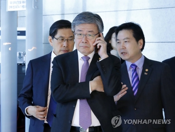 이재갑 고용노동부 장관이 지난 26일 국무회의에 입장하고 있다. 연합뉴스