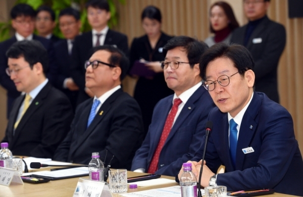27일 경기도청 상황실에서 열린 ‘경기도 청렴사회 민관협의회 출범 및 청렴사회 협약식’에서 이재명 경기도지사가 인사말을 하고 있다.전형민기자