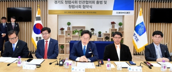 27일 경기도청 상황실에서 열린 ‘경기도 청렴사회 민관협의회 출범 및 청렴사회 협약식’에서 이재명 경기도지사가 인사말을 하고 있다.전형민기자