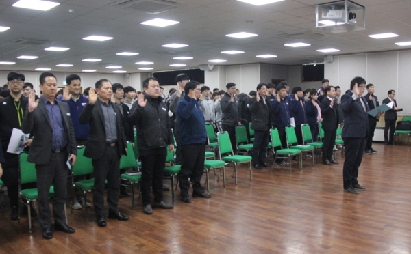 27일 수원시체육회관에서 진행된 ‘4대폭력 예방교육’에 참석한 참가자들이 직장 내 성희롱·성폭력 예방 실천 결의문을 낭독하고 있다. 수원시체육회 제공