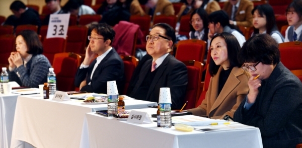 27일 경기일보와 민주평화통일자문회의 파주시협의회 주최, 아주대학교 주관으로 체인지업캠퍼스 파주캠퍼스에서 열린 ‘제8회 전국학생 나라사랑 토론대회’ 개회식에서 심사위원들이 신중한 표정으로 심사를 하고 있다.전형민기자