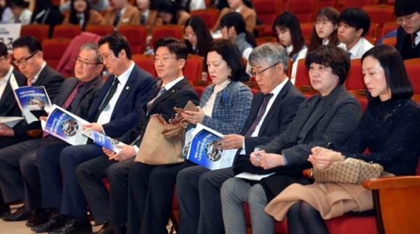 27일 경기일보와 민주평화통일자문회의 파주시협의회 주최, 아주대학교 주관으로 체인지업캠퍼스 파주캠퍼스에서 열린 ‘제8회 전국학생 나라사랑 토론대회’ 개회식에서 손배찬 파주시의회 의장, 김양한 민주평화통일자문회의 파주시협의회장, 최종식 경기일보 기획이사  등 참석자들이 토론대회 안내책자를 살펴보고 있다.전형민기자