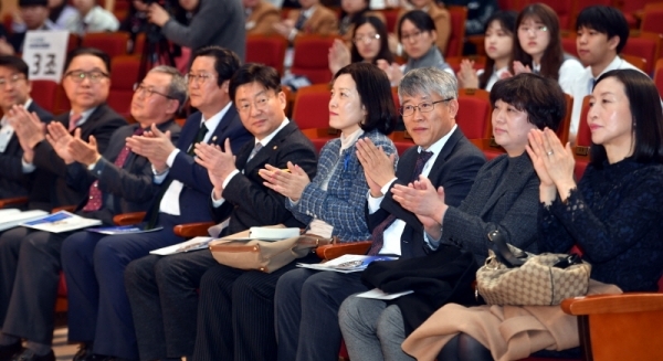 27일 경기일보와 민주평화통일자문회의 파주시협의회 주최, 아주대학교 주관으로 체인지업캠퍼스 파주캠퍼스에서 열린 ‘제8회 전국학생 나라사랑 토론대회’ 개회식에서 손배찬 파주시의회 의장, 김양한 민주평화통일자문회의 파주시협의회장, 최종식 경기일보 기획이사  등 참석자들이 박수를 치고 있다.전형민기자