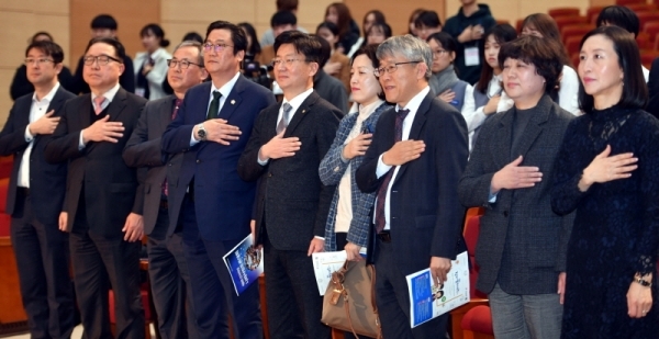 27일 경기일보와 민주평화통일자문회의 파주시협의회 주최, 아주대학교 주관으로 체인지업캠퍼스 파주캠퍼스에서 열린 ‘제8회 전국학생 나라사랑 토론대회’ 개회식에서 손배찬 파주시의회 의장, 김양한 민주평화통일자문회의 파주시협의회장, 최종식 경기일보 기획이사  등 참석자들이 국민의례를 하고 있다.전형민기자