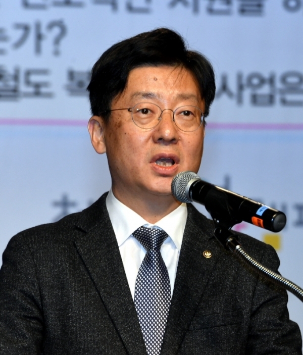 27일 경기일보와 민주평화통일자문회의 파주시협의회 주최, 아주대학교 주관으로 체인지업캠퍼스 파주캠퍼스에서 열린 ‘제8회 전국학생 나라사랑 토론대회’ 개회식에서 김양한 민주평화통일자문회의 파주시협의회장이 인사말을 하고 있다.전형민기자
