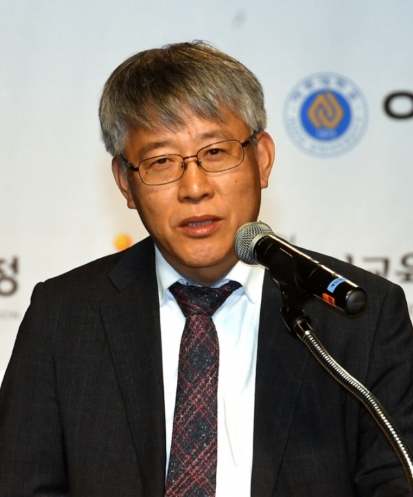 27일 경기일보와 민주평화통일자문회의 파주시협의회 주최, 아주대학교 주관으로 체인지업캠퍼스 파주캠퍼스에서 열린 ‘제8회 전국학생 나라사랑 토론대회’ 개회식에서 최종식 경기일보 기획이사가 인사말을 하고 있다.전형민기자