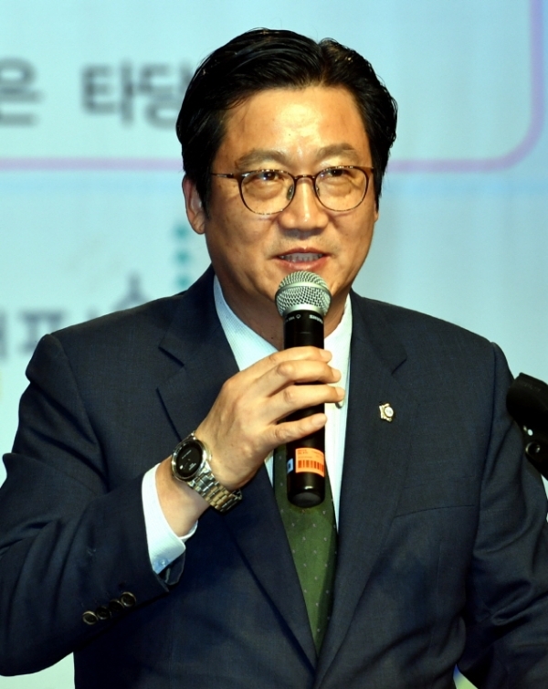 27일 경기일보와 민주평화통일자문회의 파주시협의회 주최, 아주대학교 주관으로 체인지업캠퍼스 파주캠퍼스에서 열린 ‘제8회 전국학생 나라사랑 토론대회’ 개회식에서 손배찬 파주시의회 의장이 인사말을 하고 있다.전형민기자