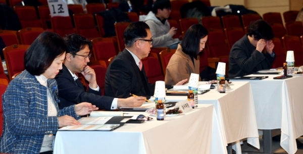 27일 경기일보와 민주평화통일자문회의 파주시협의회 주최, 아주대학교 주관으로 체인지업캠퍼스 파주캠퍼스에서 열린 ‘제8회 전국학생 나라사랑 토론대회’ 개회식에서 심사위원들이 신중한 표정으로 심사를 하고 있다.전형민기자