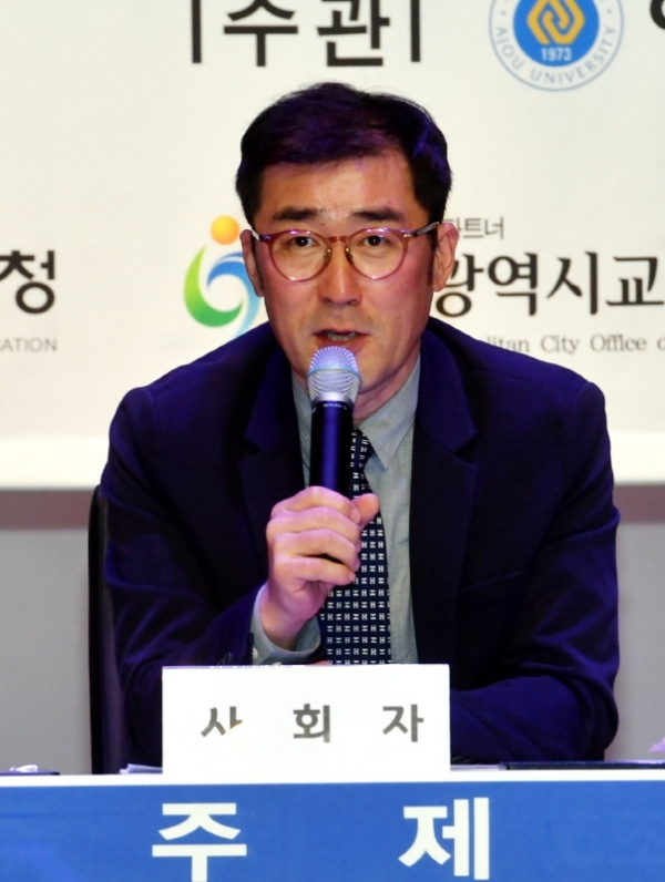 27일 경기일보와 민주평화통일자문회의 파주시협의회 주최, 아주대학교 주관으로 체인지업캠퍼스 파주캠퍼스에서 열린 ‘제8회 전국학생 나라사랑 토론대회’에서  권혁성 아주대학교 교수가 토론대회를 진행하고 있다.전형민기자