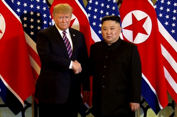 도널드 트럼프(왼쪽) 미국 대통령과 김정은 북한 국무위원장이 27일(현지시간) 베트남의 소피텔 레전드 메트로폴 하노이 호텔에서 만나 악수하고 있다. 지난해 6월 12일 싱가포르 센토사섬에서 역사적인 첫 북미정상회담을 했던 두 정상이 얼굴을 다시 마주한 것은 260일 만이다.  연합뉴스