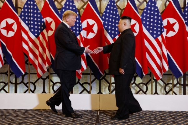 도널드 트럼프(왼쪽) 미국 대통령과 김정은 북한 국무위원장이 2차 북미정상회담 첫날인 27일(현지시간) 회담장인 베트남 하노이 소피텔 레전드 메트로폴 호텔에 도착해 악수하고 있다. 지난해 6월 12일 싱가포르 센토사섬에서 역사적인 첫 북미정상회담을 했던 두 정상이 얼굴을 다시 마주한 것은 260일 만이다. 연합뉴스