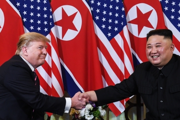 도널드 트럼프(왼쪽) 미국 대통령과 김정은 북한 국무위원장이 2차 북미정상회담 첫날인 27일(현지시간) 베트남 하노이 소피텔 레전드 메트로폴 호텔에서 만나 악수하고 있다. 지난해 6월 12일 싱가포르 센토사섬에서 역사적인 첫 북미정상회담을 했던 두 정상이 얼굴을 다시 마주한 것은 260일 만이다. 연합뉴스