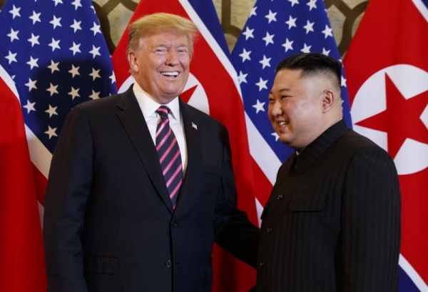 도널드 트럼프(왼쪽) 미국 대통령과 김정은 북한 국무위원장이 2차 북미정상회담 첫날인 27일(현지시간) 회담장인 베트남 하노이의 소피텔 레전드 메트로폴 호텔에서 만나 활짝 웃고 있다. 지난해 6월 12일 싱가포르 센토사섬에서 역사적인 첫 북미정상회담을 했던 두 정상이 얼굴을 다시 마주한 것은 260일 만이다. 연합뉴스