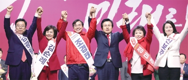 27일 오후 고양 킨텍스에서 열린 자유한국당 전당대회에서 당 대표로 선출된 황교안 전 총리가 선출된 최고위원들과 인사하고 있다. 연합뉴스