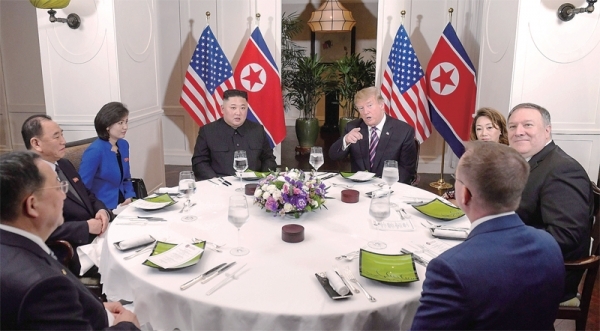 도널드 트럼프 미국 대통령과 김정은 북한 국무위원장이 27일 오후(현지시간) 2차 북미정상회담장인 하노이 회담장 메트로폴 호텔에서 배석자들과 함께 만찬을 하고 있다. 연합뉴스