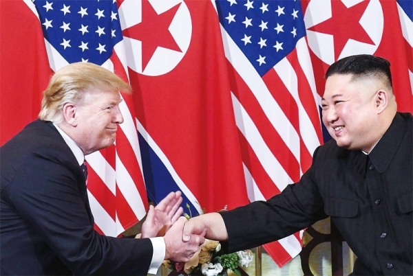 도널드 트럼프 미국 대통령(왼쪽)과 김정은 북한 국무위원장이 2차 북미정상회담 첫날인 27일(현지시간) 베트남 하노이 소피텔 레전드 메트로폴 호텔에서 만나 악수하고 있다. 지난해 6월 12일 싱가포르 센토사섬에서 첫 북미정상회담을 했던 두 정상이 얼굴을 다시 마주한 것은 260일 만이다. 연합뉴스