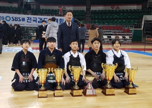 ▲ 2019 SBS배 전국검도왕대회 경기도 입상 선수들.  경기도검도회 제공