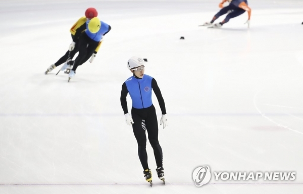 지난 19일 목동 실내빙상장에서 열린 제100회 전국동계체육대회 남자대학부 쇼트트랙 1500m 준결승전. 김건우(한국체대, 흰색헬멧)가 결승선을 통과하고 있다. 연합뉴스